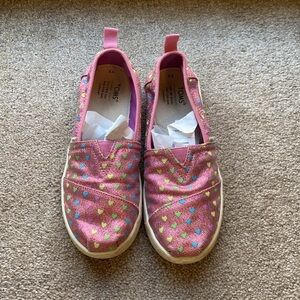 Tom’s rainbow heart metallic slip on, sz 3 youth